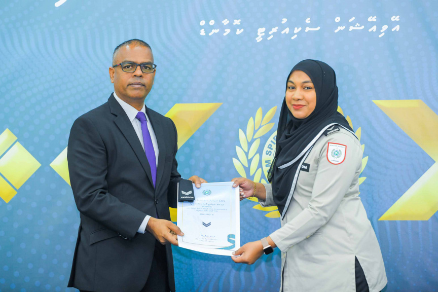 އޭވިއޭޝަން ސެކިއުރިޓީ ކޮމާންޑްގެ މުވައްޒަފުންނަށް މަގާމުގެ ކުރިއެރުން ދިނުމަށް ބޭއްވި ރަސްމިއްޔާތުގެ ތެރެއިން --- ސަން ފޮޓޯ/ އިބްރާހީމް ޝަމްވީލް