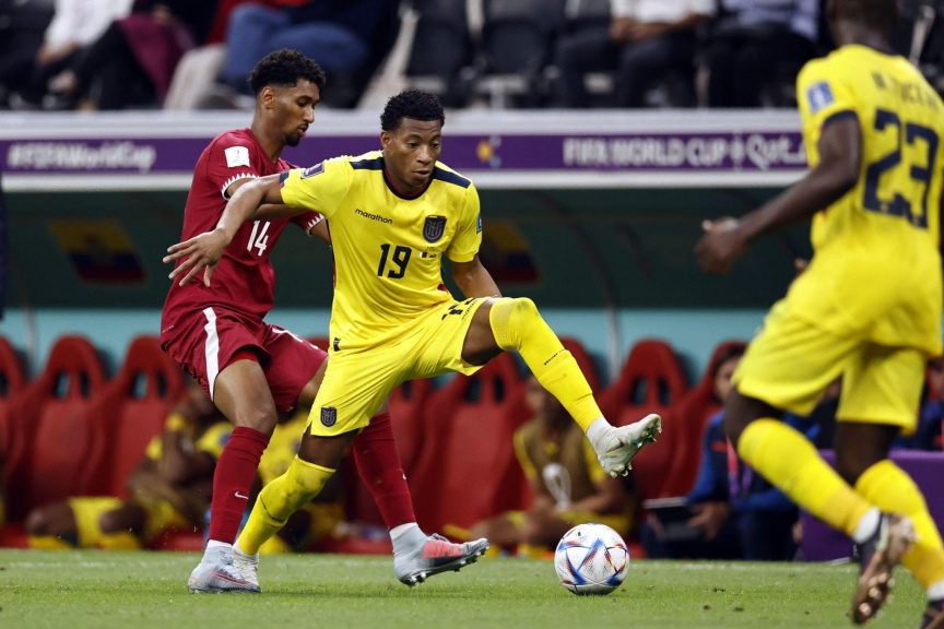 ގަތަރު ފީފާ ވޯލްޑުކަޕް 2022 - އިކުއަޑޯ އަދި ގަތަރު ބައްދަލުކުރި މެޗުގެ ތެރެއިން ގަތަރުގެ ސަޕޯޓަރެއް -- ފޮޓޯ/ ގެޓީ އިމޭޖަސް