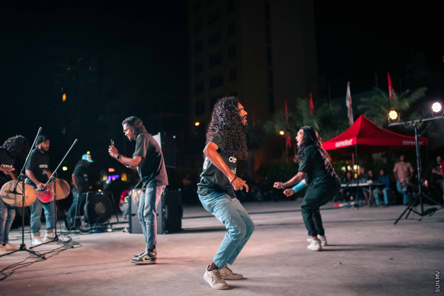 މާލޭގެ އެކި ސަރަހައްދުތަކުގައި ފޯރިއާއެކު ވޯލްޑްކަޕް މެޗުތައް ބަލަނީ --- ސަންފޮޓޯ/ ނާއިލް ހުސަައިން