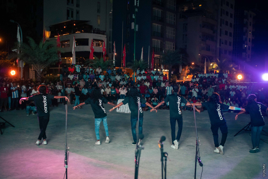 މާލޭގެ އެކި ސަރަހައްދުތަކުގައި ފޯރިއާއެކު ވޯލްޑްކަޕް މެޗުތައް ބަލަނީ --- ސަންފޮޓޯ/ ނާއިލް ހުސަައިން