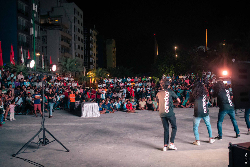 މާލޭގެ އެކި ސަރަހައްދުތަކުގައި ފޯރިއާއެކު ވޯލްޑްކަޕް މެޗުތައް ބަލަނީ --- ސަންފޮޓޯ/ ނާއިލް ހުސަައިން