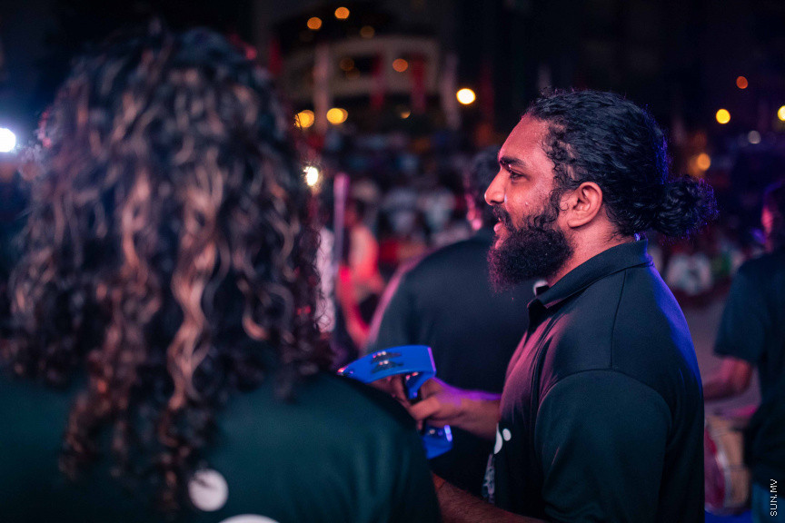 މާލޭގެ އެކި ސަރަހައްދުތަކުގައި ފޯރިއާއެކު ވޯލްޑްކަޕް މެޗުތައް ބަލަނީ --- ސަންފޮޓޯ/ ނާއިލް ހުސަައިން