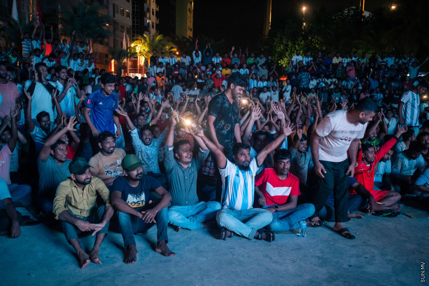 މާލޭގެ އެކި ސަރަހައްދުތަކުގައި ފޯރިއާއެކު ވޯލްޑްކަޕް މެޗުތައް ބަލަނީ --- ސަންފޮޓޯ/ ނާއިލް ހުސަައިން