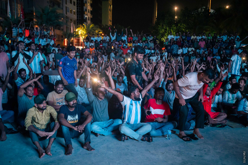 މާލޭގެ އެކި ސަރަހައްދުތަކުގައި ފޯރިއާއެކު ވޯލްޑްކަޕް މެޗުތައް ބަލަނީ --- ސަންފޮޓޯ/ ނާއިލް ހުސަައިން