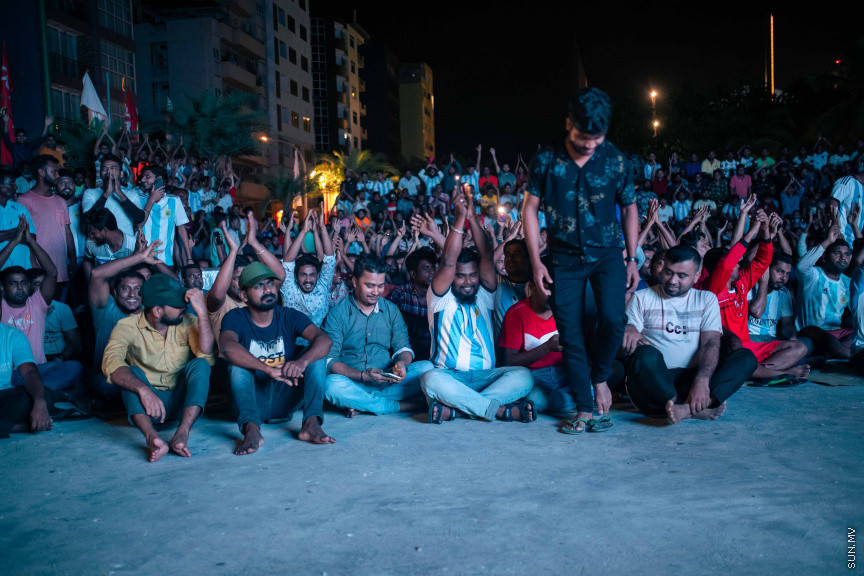 މާލޭގެ އެކި ސަރަހައްދުތަކުގައި ފޯރިއާއެކު ވޯލްޑްކަޕް މެޗުތައް ބަލަނީ --- ސަންފޮޓޯ/ ނާއިލް ހުސަައިން