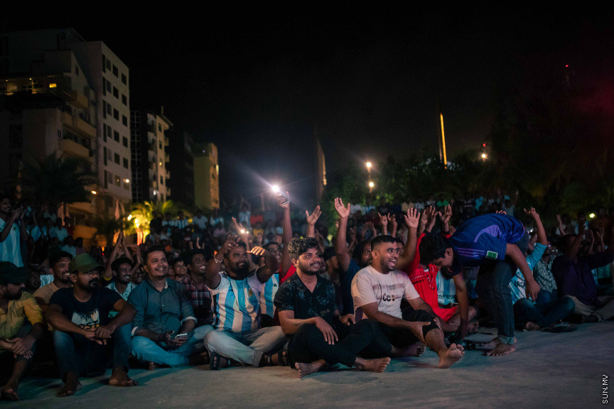 މާލޭގެ އެކި ސަރަހައްދުތަކުގައި ފޯރިއާއެކު ވޯލްޑްކަޕް މެޗުތައް ބަލަނީ --- ސަންފޮޓޯ/ ނާއިލް ހުސަައިން