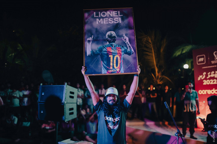 މާލޭގެ އެކި ސަރަހައްދުތަކުގައި ފޯރިއާއެކު ވޯލްޑްކަޕް މެޗުތައް ބަލަނީ --- ސަންފޮޓޯ/ ނާއިލް ހުސަައިން