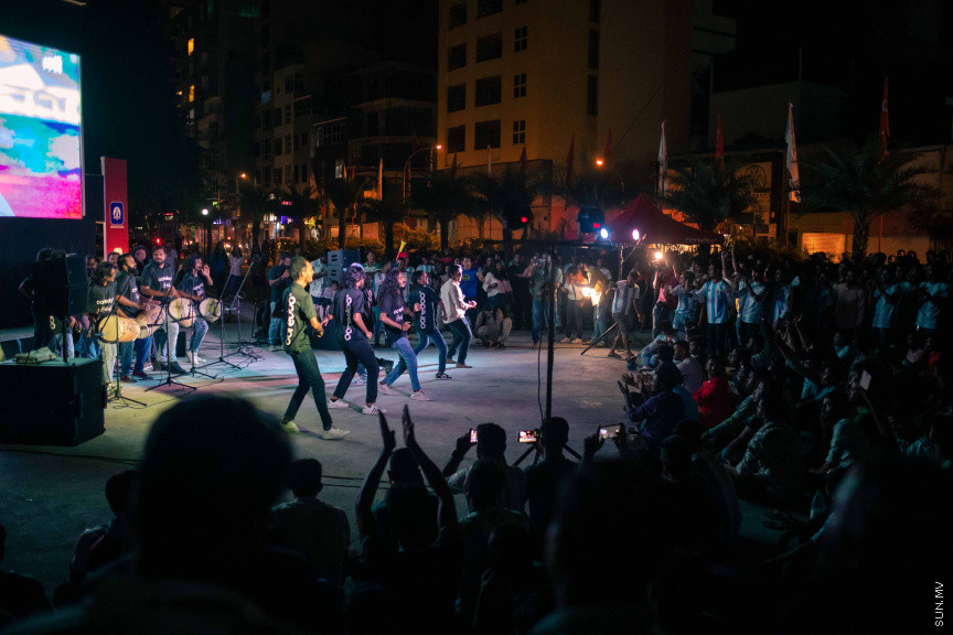 މާލޭގެ އެކި ސަރަހައްދުތަކުގައި ފޯރިއާއެކު ވޯލްޑްކަޕް މެޗުތައް ބަލަނީ --- ސަންފޮޓޯ/ ނާއިލް ހުސަައިން