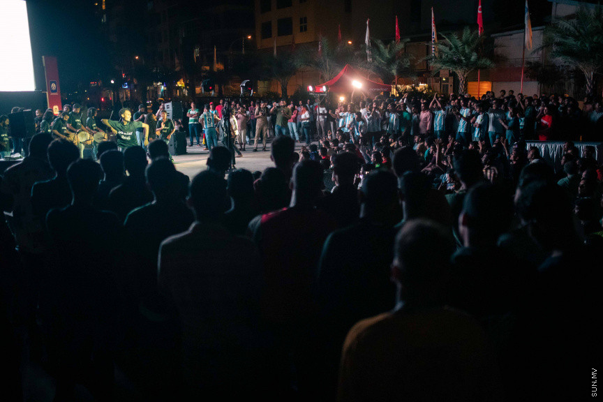 މާލޭގެ އެކި ސަރަހައްދުތަކުގައި ފޯރިއާއެކު ވޯލްޑްކަޕް މެޗުތައް ބަލަނީ --- ސަންފޮޓޯ/ ނާއިލް ހުސަައިން