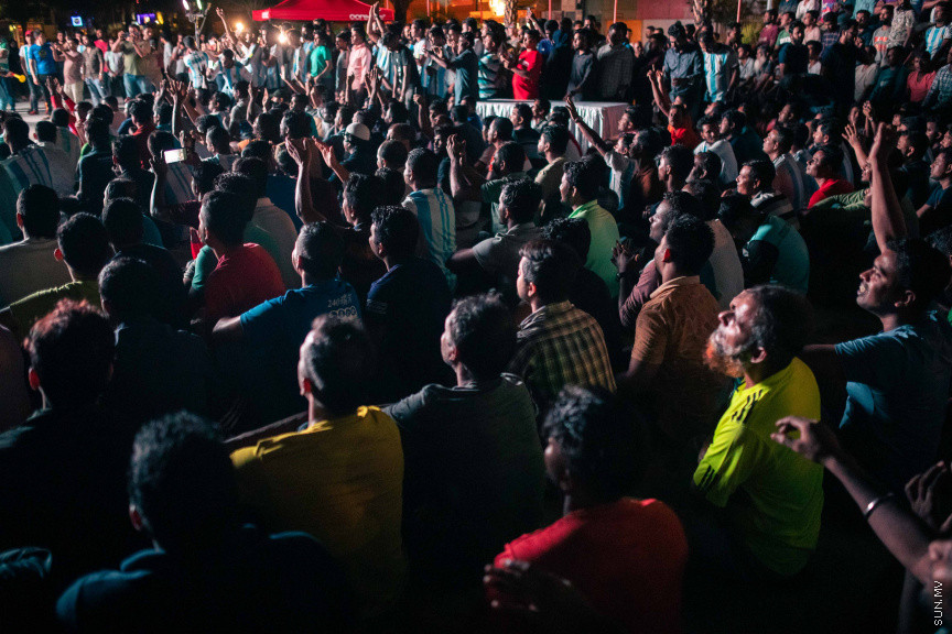 މާލޭގެ އެކި ސަރަހައްދުތަކުގައި ފޯރިއާއެކު ވޯލްޑްކަޕް މެޗުތައް ބަލަނީ --- ސަންފޮޓޯ/ ނާއިލް ހުސަައިން