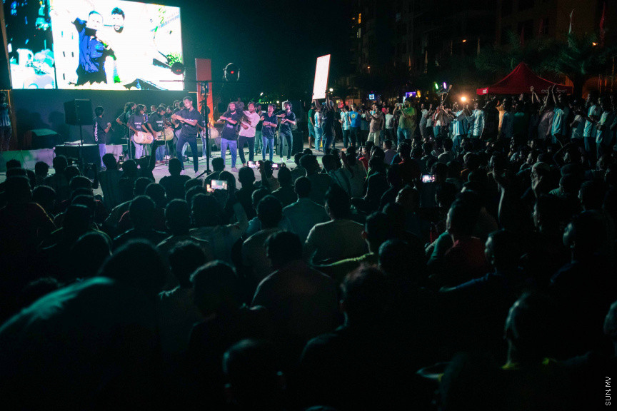 މާލޭގެ އެކި ސަރަހައްދުތަކުގައި ފޯރިއާއެކު ވޯލްޑްކަޕް މެޗުތައް ބަލަނީ --- ސަންފޮޓޯ/ ނާއިލް ހުސަައިން