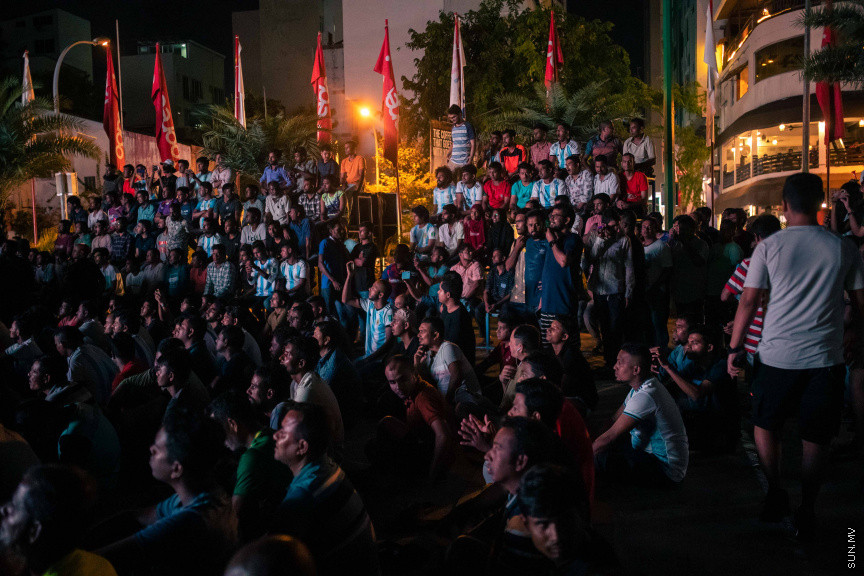 މާލޭގެ އެކި ސަރަހައްދުތަކުގައި ފޯރިއާއެކު ވޯލްޑްކަޕް މެޗުތައް ބަލަނީ --- ސަންފޮޓޯ/ ނާއިލް ހުސަައިން