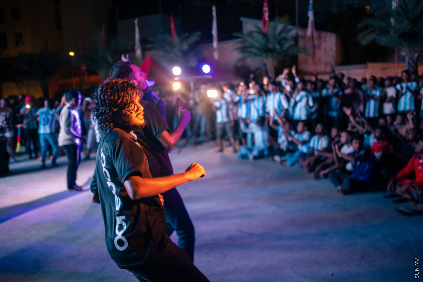 މާލޭގެ އެކި ސަރަހައްދުތަކުގައި ފޯރިއާއެކު ވޯލްޑްކަޕް މެޗުތައް ބަލަނީ --- ސަންފޮޓޯ/ ނާއިލް ހުސަައިން