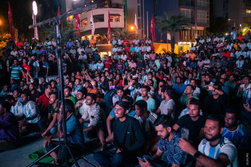 މާލޭގެ އެކި ސަރަހައްދުތަކުގައި ފޯރިއާއެކު ވޯލްޑްކަޕް މެޗުތައް ބަލަނީ --- ސަންފޮޓޯ/ ނާއިލް ހުސަައިން