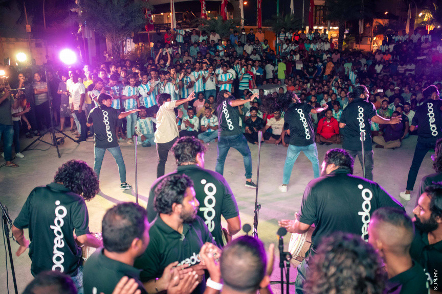 މާލޭގެ އެކި ސަރަހައްދުތަކުގައި ފޯރިއާއެކު ވޯލްޑްކަޕް މެޗުތައް ބަލަނީ --- ސަންފޮޓޯ/ ނާއިލް ހުސަައިން