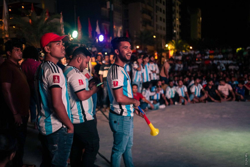 މާލޭގެ އެކި ސަރަހައްދުތަކުގައި ފޯރިއާއެކު ވޯލްޑްކަޕް މެޗުތައް ބަލަނީ --- ސަންފޮޓޯ/ ނާއިލް ހުސަައިން