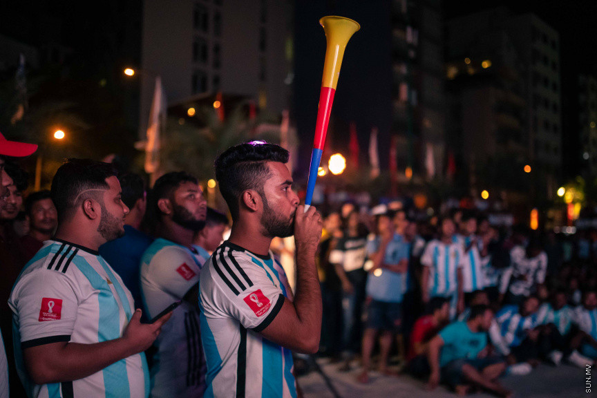 މާލޭގެ އެކި ސަރަހައްދުތަކުގައި ފޯރިއާއެކު ވޯލްޑްކަޕް މެޗުތައް ބަލަނީ --- ސަންފޮޓޯ/ ނާއިލް ހުސަައިން