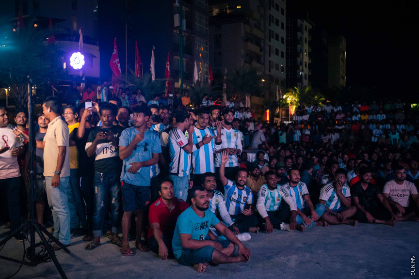 މާލޭގެ އެކި ސަރަހައްދުތަކުގައި ފޯރިއާއެކު ވޯލްޑްކަޕް މެޗުތައް ބަލަނީ --- ސަންފޮޓޯ/ ނާއިލް ހުސަައިން