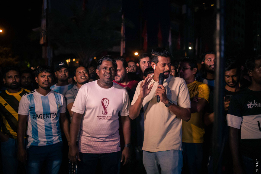 މާލޭގެ އެކި ސަރަހައްދުތަކުގައި ފޯރިއާއެކު ވޯލްޑްކަޕް މެޗުތައް ބަލަނީ --- ސަންފޮޓޯ/ ނާއިލް ހުސަައިން