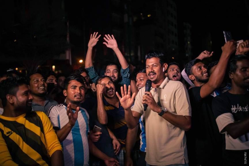 މާލޭގެ އެކި ސަރަހައްދުތަކުގައި ފޯރިއާއެކު ވޯލްޑްކަޕް މެޗުތައް ބަލަނީ --- ސަންފޮޓޯ/ ނާއިލް ހުސަައިން