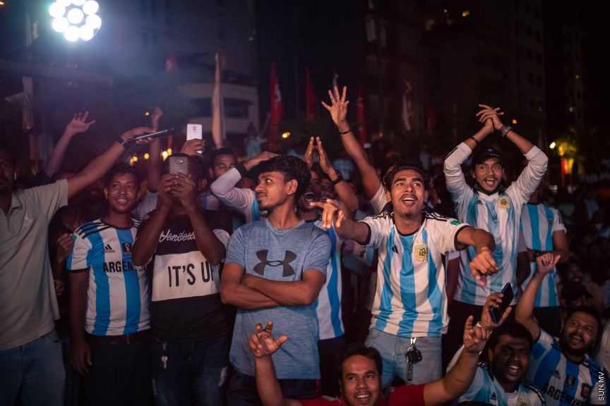 މާލޭގެ އެކި ސަރަހައްދުތަކުގައި ފޯރިއާއެކު ވޯލްޑްކަޕް މެޗުތައް ބަލަނީ --- ސަންފޮޓޯ/ ނާއިލް ހުސަައިން