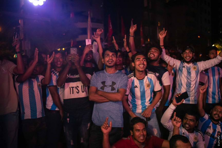 މާލޭގެ އެކި ސަރަހައްދުތަކުގައި ފޯރިއާއެކު ވޯލްޑްކަޕް މެޗުތައް ބަލަނީ --- ސަންފޮޓޯ/ ނާއިލް ހުސަައިން