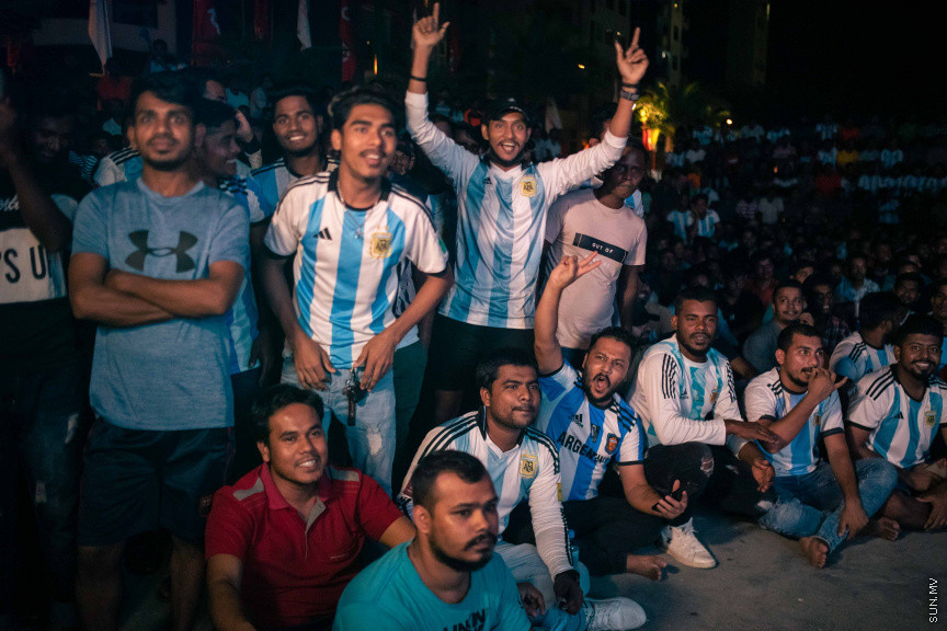 މާލޭގެ އެކި ސަރަހައްދުތަކުގައި ފޯރިއާއެކު ވޯލްޑްކަޕް މެޗުތައް ބަލަނީ --- ސަންފޮޓޯ/ ނާއިލް ހުސަައިން