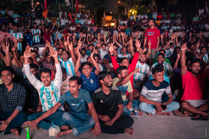 މާލޭގެ އެކި ސަރަހައްދުތަކުގައި ފޯރިއާއެކު ވޯލްޑްކަޕް މެޗުތައް ބަލަނީ --- ސަންފޮޓޯ/ ނާއިލް ހުސަައިން