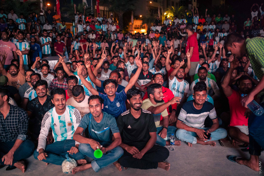 މާލޭގެ އެކި ސަރަހައްދުތަކުގައި ފޯރިއާއެކު ވޯލްޑްކަޕް މެޗުތައް ބަލަނީ --- ސަންފޮޓޯ/ ނާއިލް ހުސަައިން