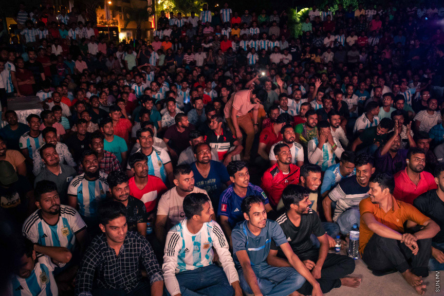 މާލޭގެ އެކި ސަރަހައްދުތަކުގައި ފޯރިއާއެކު ވޯލްޑްކަޕް މެޗުތައް ބަލަނީ --- ސަންފޮޓޯ/ ނާއިލް ހުސަައިން