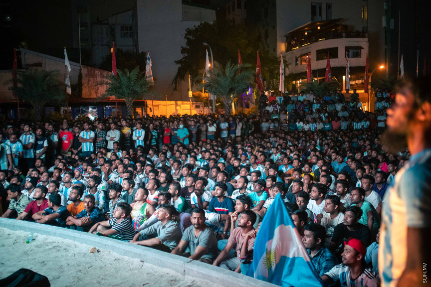 މާލޭގެ އެކި ސަރަހައްދުތަކުގައި ފޯރިއާއެކު ވޯލްޑްކަޕް މެޗުތައް ބަލަނީ --- ސަންފޮޓޯ/ ނާއިލް ހުސަައިން