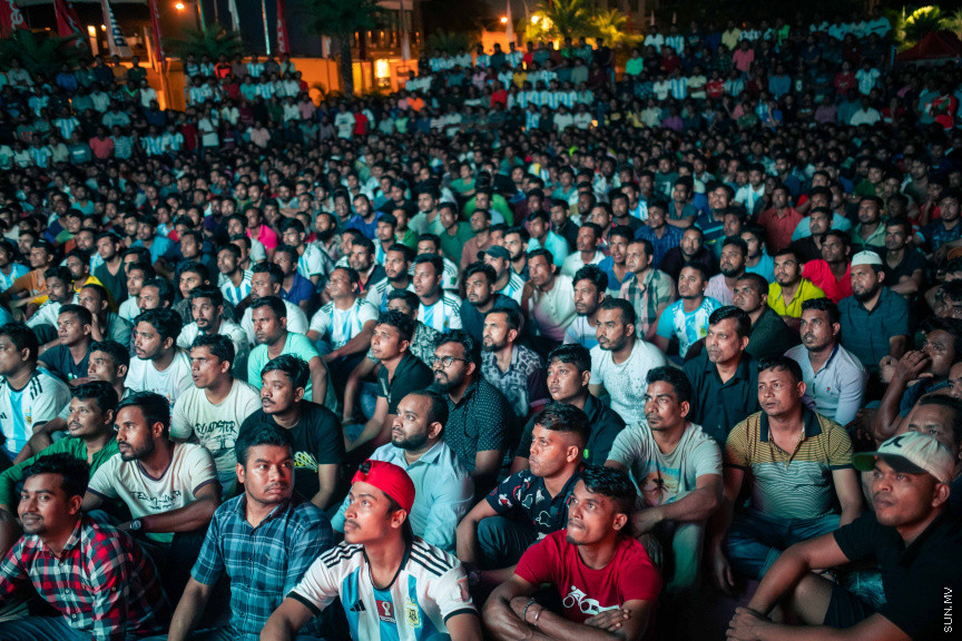 މާލޭގެ އެކި ސަރަހައްދުތަކުގައި ފޯރިއާއެކު ވޯލްޑްކަޕް މެޗުތައް ބަލަނީ --- ސަންފޮޓޯ/ ނާއިލް ހުސަައިން