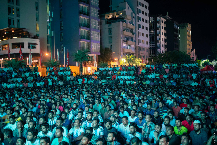 މާލޭގެ އެކި ސަރަހައްދުތަކުގައި ފޯރިއާއެކު ވޯލްޑްކަޕް މެޗުތައް ބަލަނީ --- ސަންފޮޓޯ/ ނާއިލް ހުސަައިން