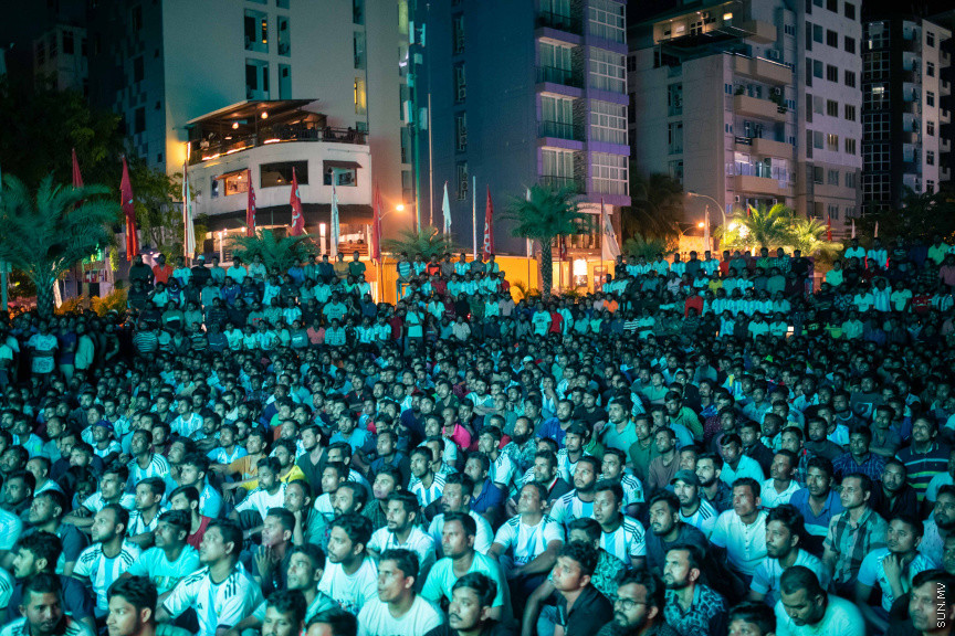މާލޭގެ އެކި ސަރަހައްދުތަކުގައި ފޯރިއާއެކު ވޯލްޑްކަޕް މެޗުތައް ބަލަނީ --- ސަންފޮޓޯ/ ނާއިލް ހުސަައިން