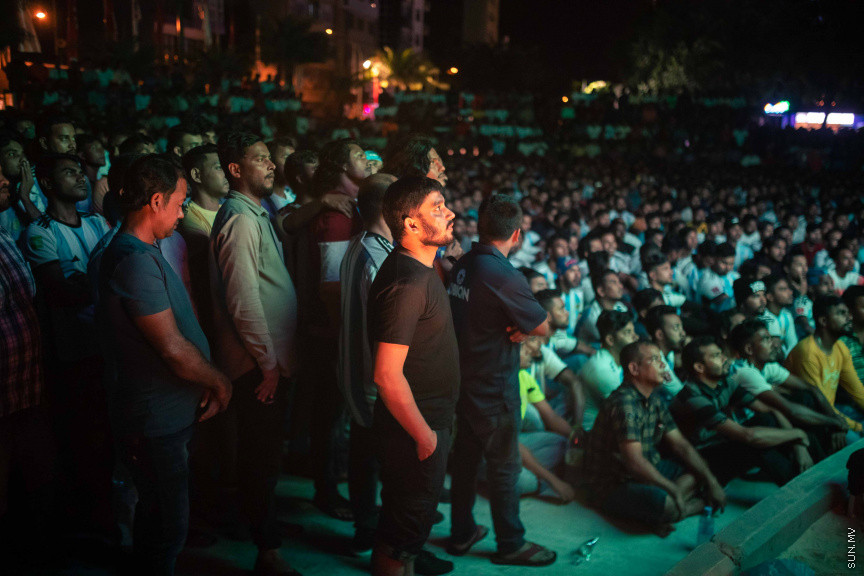 މާލޭގެ އެކި ސަރަހައްދުތަކުގައި ފޯރިއާއެކު ވޯލްޑްކަޕް މެޗުތައް ބަލަނީ --- ސަންފޮޓޯ/ ނާއިލް ހުސަައިން