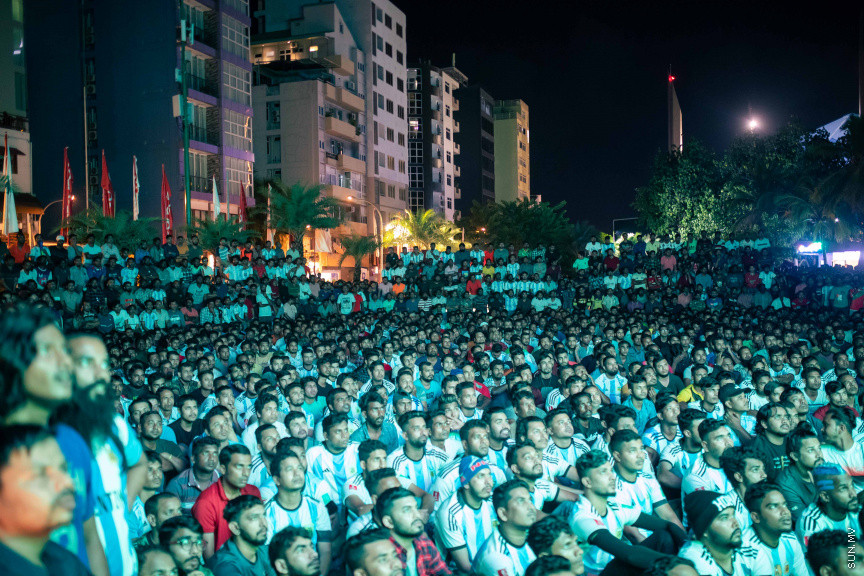 މާލޭގެ އެކި ސަރަހައްދުތަކުގައި ފޯރިއާއެކު ވޯލްޑްކަޕް މެޗުތައް ބަލަނީ --- ސަންފޮޓޯ/ ނާއިލް ހުސަައިން