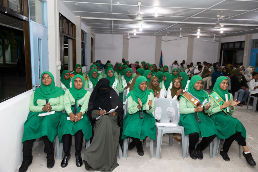 ދ. އަތޮޅު މަދަރުސާގެ އިނާމު ދިނުމުގެ ޖަލްސާގެ ތެރެއިން --- ސަން ފޮޓޯ