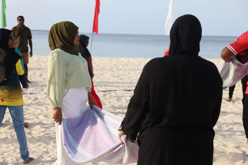 އަޟުހާ އީދު ފާހަގަކުރުމުގެ ގޮތުން ބ. ދަރަވަންދޫގައި ކުރިއަށްގެންދިޔަ ކުޅިވަރުތަކުގެ ތެރެއިން ތުވާލި ބޯޅަ މުބާރާތް ކުރިއަށްދަނީ --- ސަން ފޮޓޯ