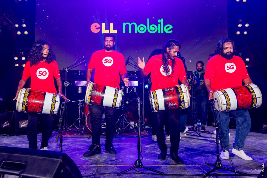 މޫލީ މެދުވެރިކޮށް އައިފޯނު ޕްރީއޯޑަރު ކުރި ކަސްޓަމަރުންނަށް ފޯނު ހަވާލުކުރީ މިއުޒިކް ޝޯއެއްގެ ތެރެއިން -- ފޮޓޯ/ އުރީދޫ 	