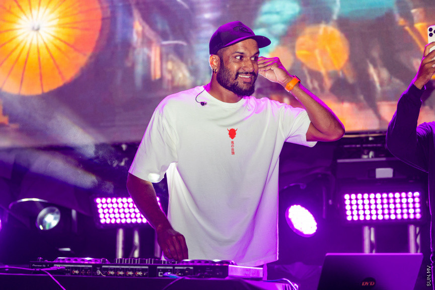 މޫލީ މެދުވެރިކޮށް އައިފޯނު ޕްރީއޯޑަރު ކުރި ކަސްޓަމަރުންނަށް ފޯނު ހަވާލުކުރީ މިއުޒިކް ޝޯއެއްގެ ތެރެއިން -- ފޮޓޯ/ އުރީދޫ 	