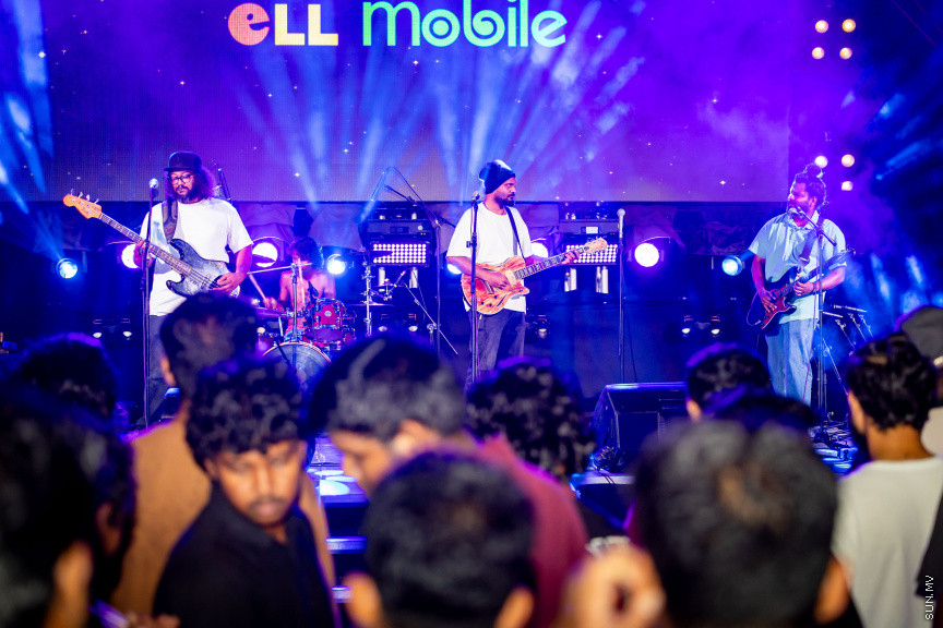 މޫލީ މެދުވެރިކޮށް އައިފޯނު ޕްރީއޯޑަރު ކުރި ކަސްޓަމަރުންނަށް ފޯނު ހަވާލުކުރީ މިއުޒިކް ޝޯއެއްގެ ތެރެއިން -- ފޮޓޯ/ އުރީދޫ 	