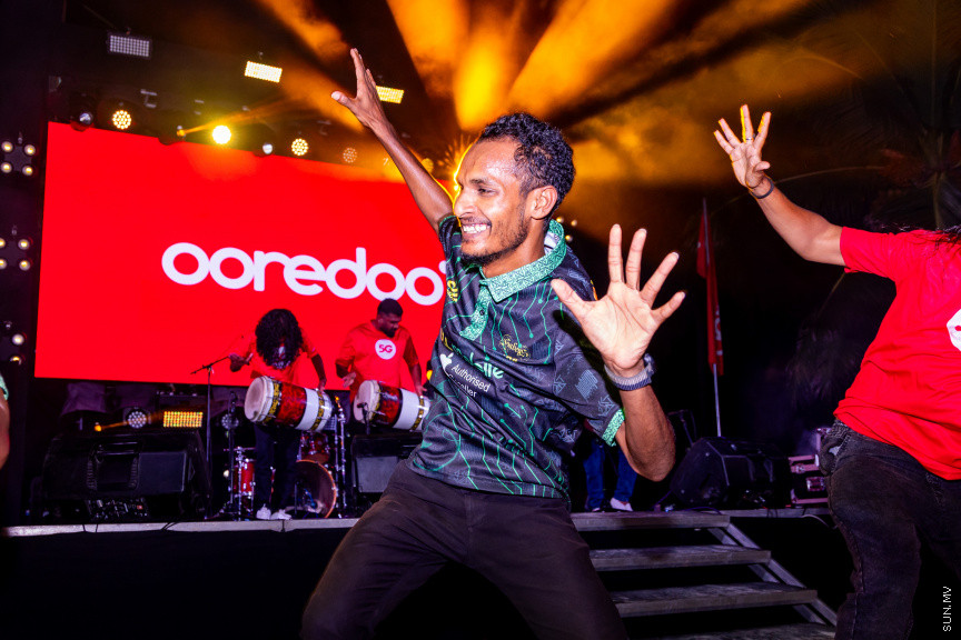 މޫލީ މެދުވެރިކޮށް އައިފޯނު ޕްރީއޯޑަރު ކުރި ކަސްޓަމަރުންނަށް ފޯނު ހަވާލުކުރީ މިއުޒިކް ޝޯއެއްގެ ތެރެއިން -- ފޮޓޯ/ އުރީދޫ 	