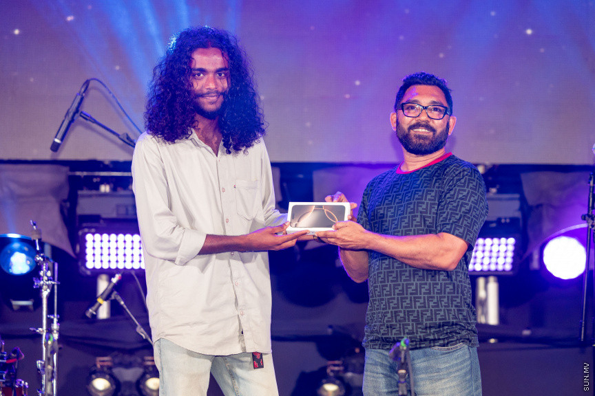 މޫލީ މެދުވެރިކޮށް އައިފޯނު ޕްރީއޯޑަރު ކުރި ކަސްޓަމަރުންނަށް ފޯނު ހަވާލުކުރީ މިއުޒިކް ޝޯއެއްގެ ތެރެއިން -- ފޮޓޯ/ އުރީދޫ 	