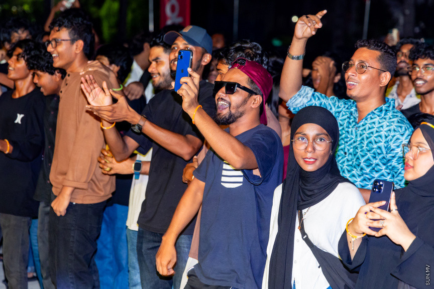 މޫލީ މެދުވެރިކޮށް އައިފޯނު ޕްރީއޯޑަރު ކުރި ކަސްޓަމަރުންނަށް ފޯނު ހަވާލުކުރީ މިއުޒިކް ޝޯއެއްގެ ތެރެއިން -- ފޮޓޯ/ އުރީދޫ 	