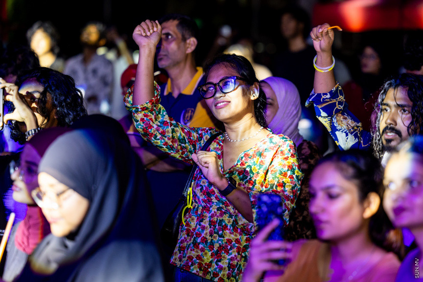 މޫލީ މެދުވެރިކޮށް އައިފޯނު ޕްރީއޯޑަރު ކުރި ކަސްޓަމަރުންނަށް ފޯނު ހަވާލުކުރީ މިއުޒިކް ޝޯއެއްގެ ތެރެއިން -- ފޮޓޯ/ އުރީދޫ 	