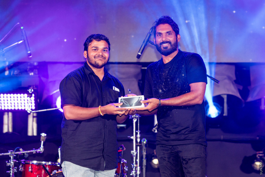 މޫލީ މެދުވެރިކޮށް އައިފޯނު ޕްރީއޯޑަރު ކުރި ކަސްޓަމަރުންނަށް ފޯނު ހަވާލުކުރީ މިއުޒިކް ޝޯއެއްގެ ތެރެއިން -- ފޮޓޯ/ އުރީދޫ 	