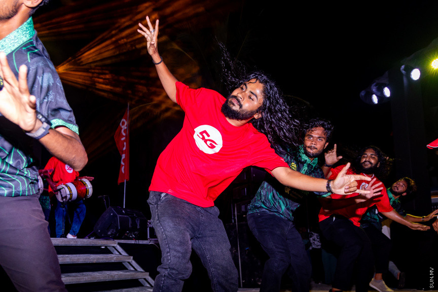 މޫލީ މެދުވެރިކޮށް އައިފޯނު ޕްރީއޯޑަރު ކުރި ކަސްޓަމަރުންނަށް ފޯނު ހަވާލުކުރީ މިއުޒިކް ޝޯއެއްގެ ތެރެއިން -- ފޮޓޯ/ އުރީދޫ 	