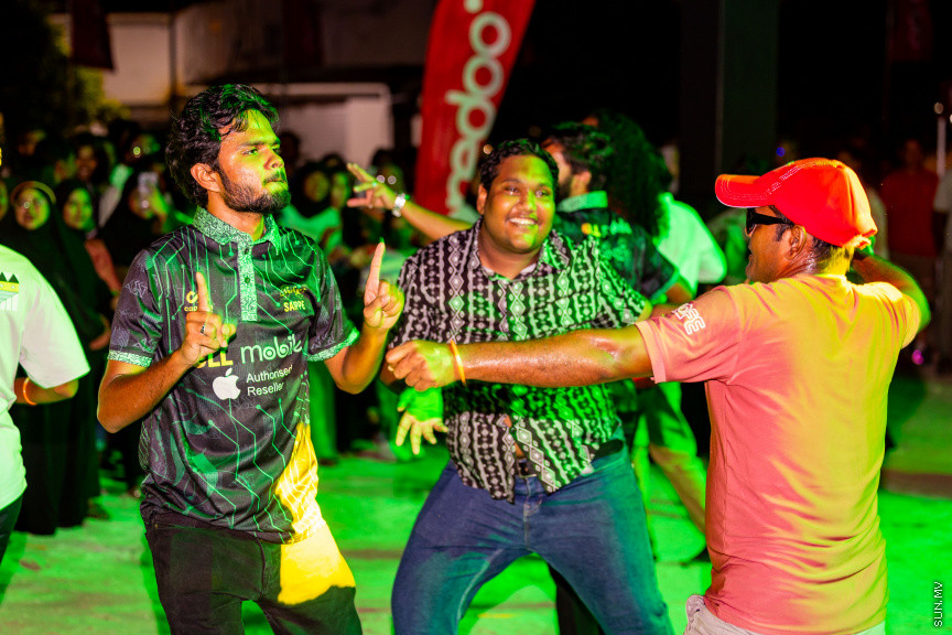 މޫލީ މެދުވެރިކޮށް އައިފޯނު ޕްރީއޯޑަރު ކުރި ކަސްޓަމަރުންނަށް ފޯނު ހަވާލުކުރީ މިއުޒިކް ޝޯއެއްގެ ތެރެއިން -- ފޮޓޯ/ އުރީދޫ 	