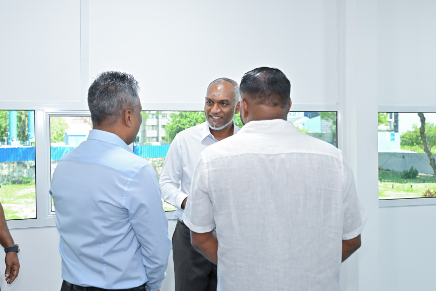 ރައީސް އާސަހަރާ ހުޅުއްވައިދެއްވުން: އެ ރަސްމިއްޔާތުގައި މާލޭގެ މޭޔަރު އާޒިމާއި ޑެޕިއުޓީ މޭޔަރު ނަރީޝް ބައިވެރިވެވަޑައިގެންނެވި -- ފޮޓޯ/ ރައީސް އޮފީސް  