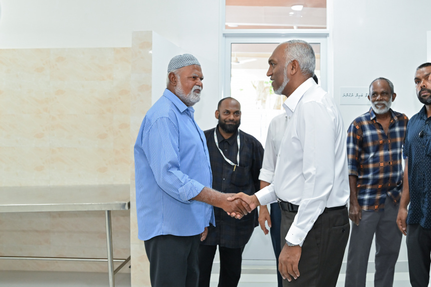 ރައީސް އާސަހަރާ ހުޅުއްވައިދެއްވުން: ރައީސް އާސަހަރާ ބައްލަވައިލައްވައި، މީހުންނާ ބައްދަލުކުރެއްވި -- ފޮޓޯ/ ރައީސް އޮފީސް  